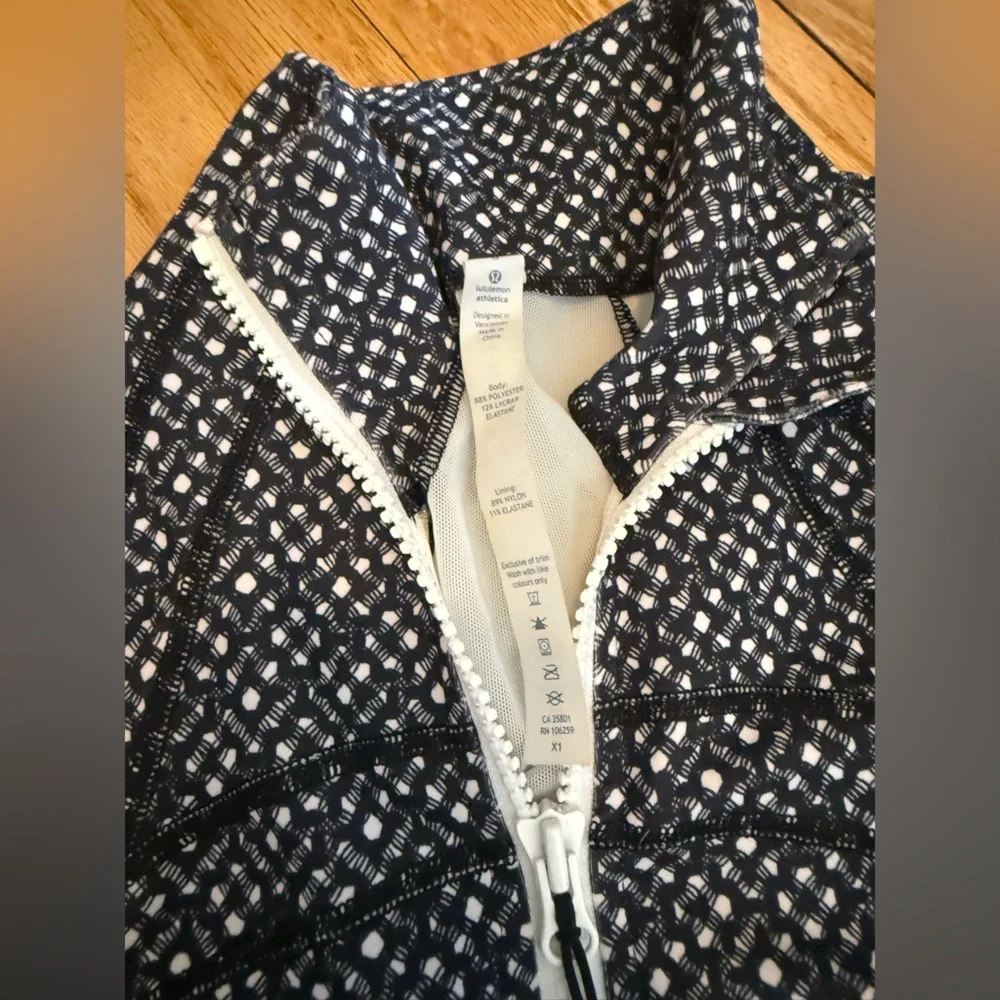 Lululemon Black White Print Zip Up Jacket Size 6 Hooded‎ Athletic Running Jacket